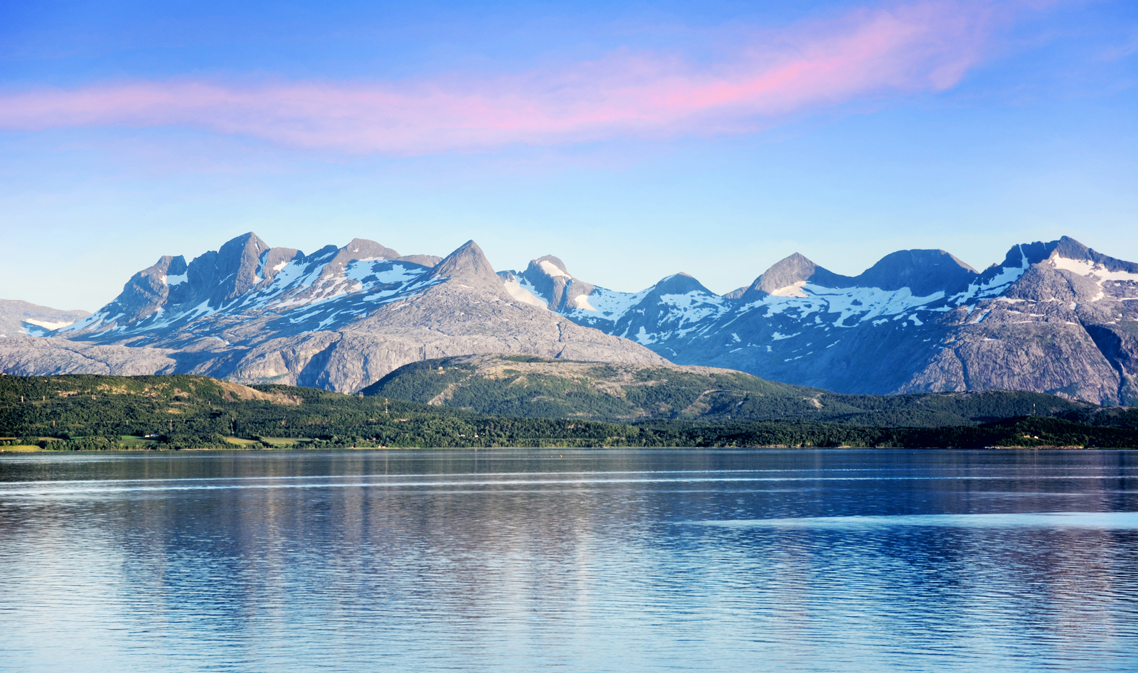 Fjell-landskap ved fjord. Foto