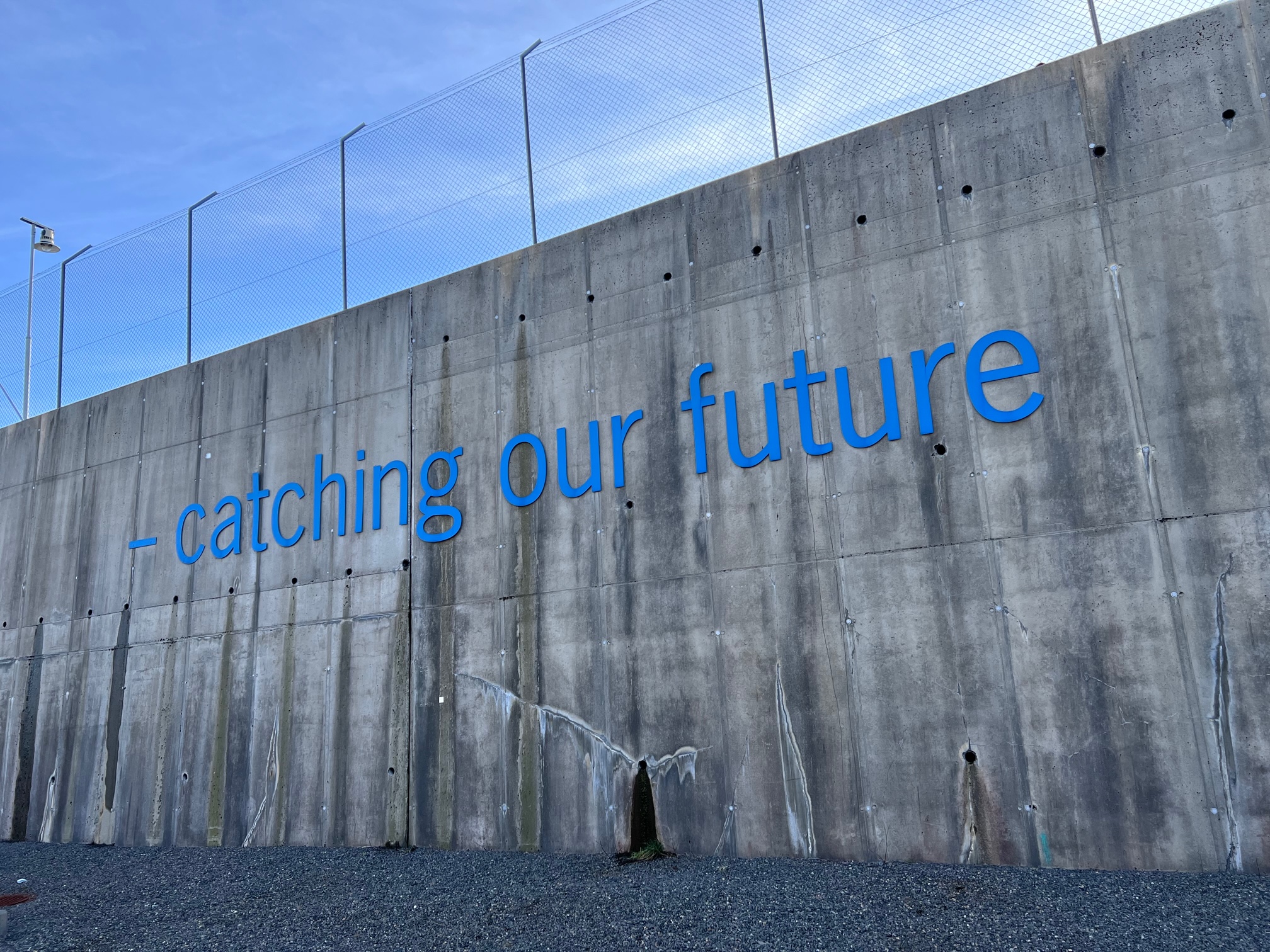 Et bilde av en vegg hvor det står "Catching our future". Foto.