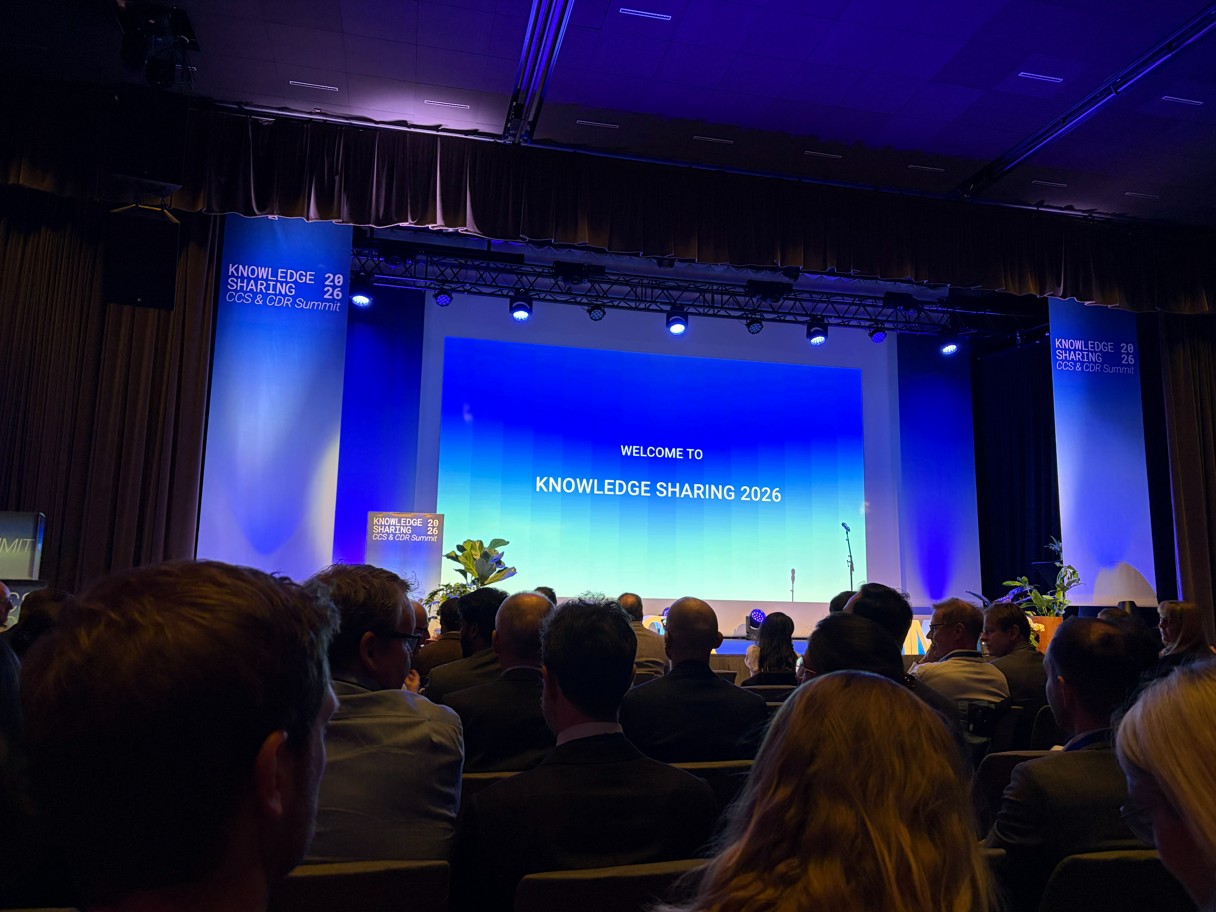 Bilde inn mot en konferansescene. Foto
