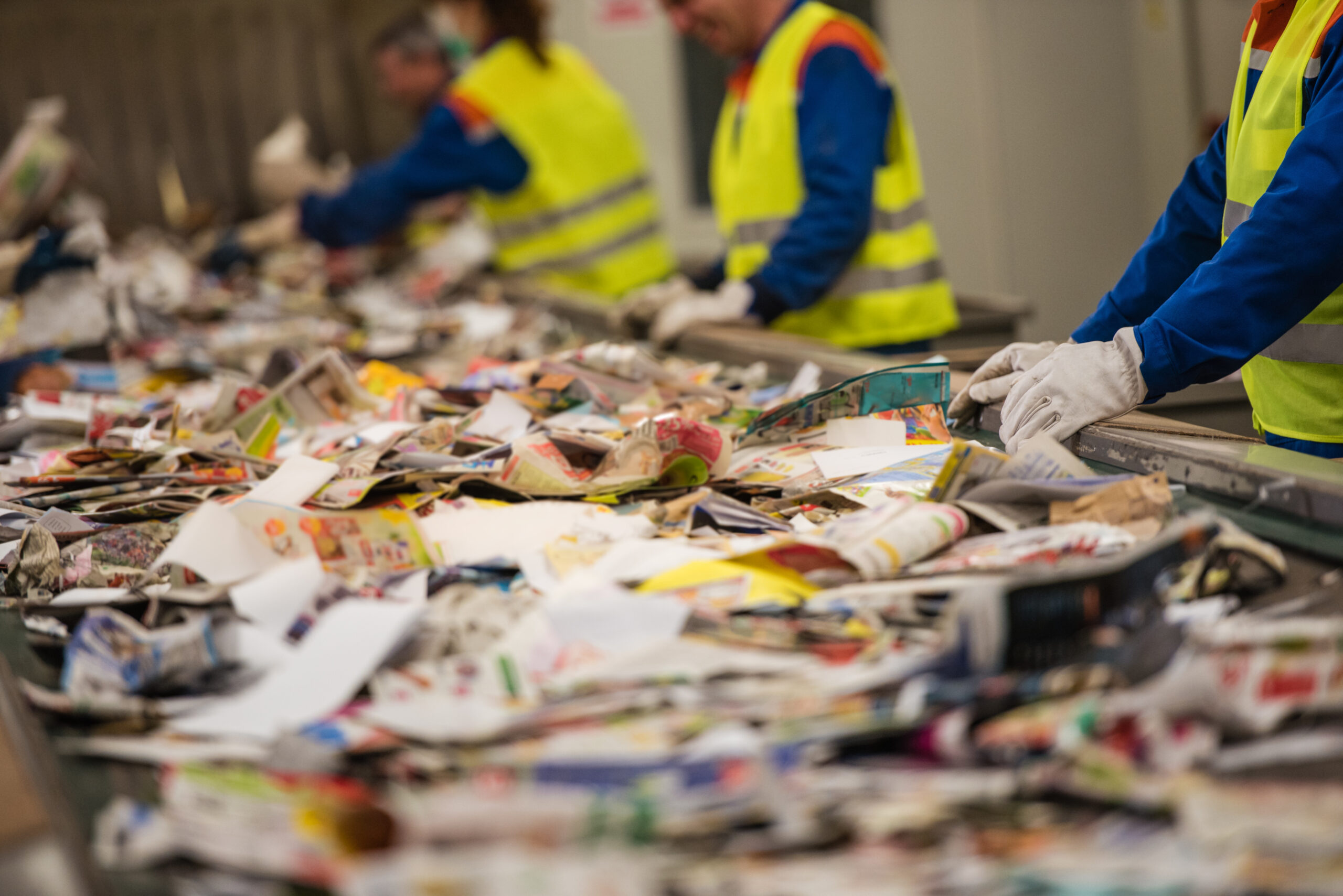 Personer som sorterer søppel. Foto.