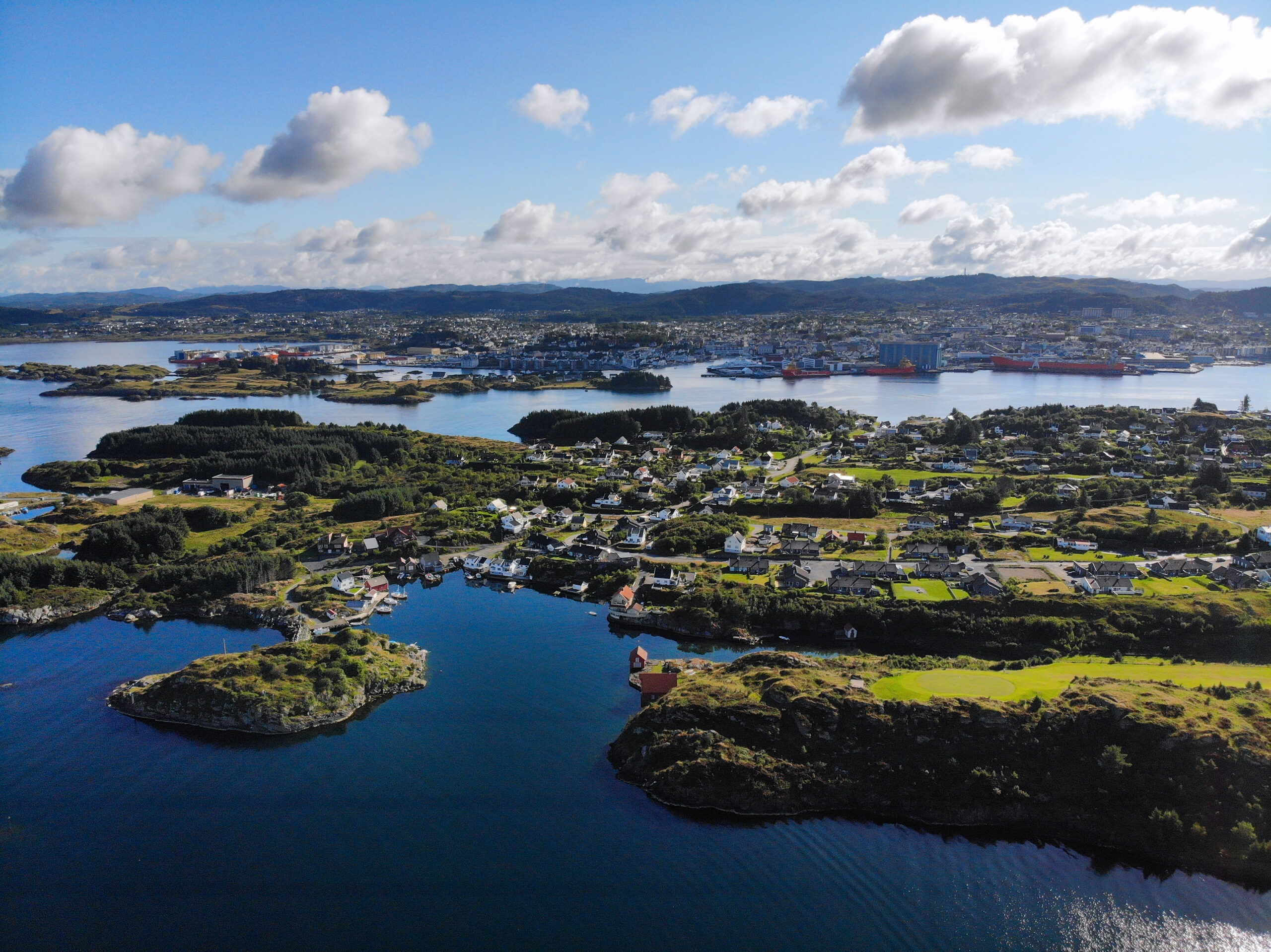 Norge droneutsikt, kyst og øyer nær Haugesund by. Foto.