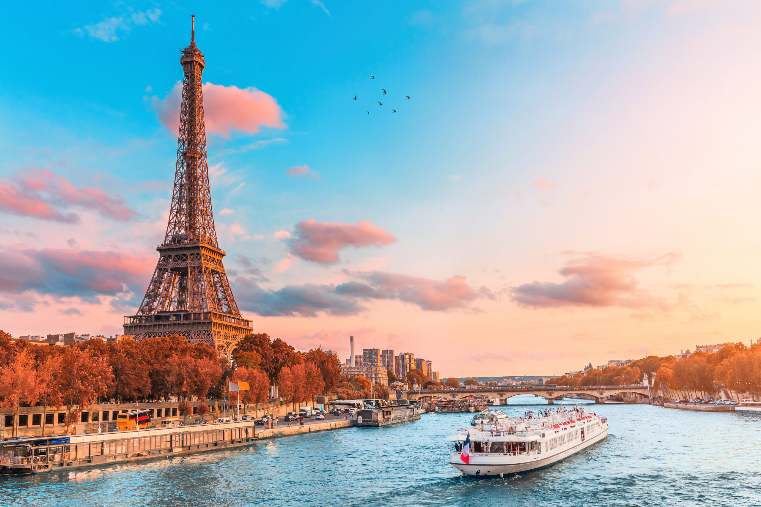 Paris, Eiffeltårnet og elva med en turistbåt. Foto