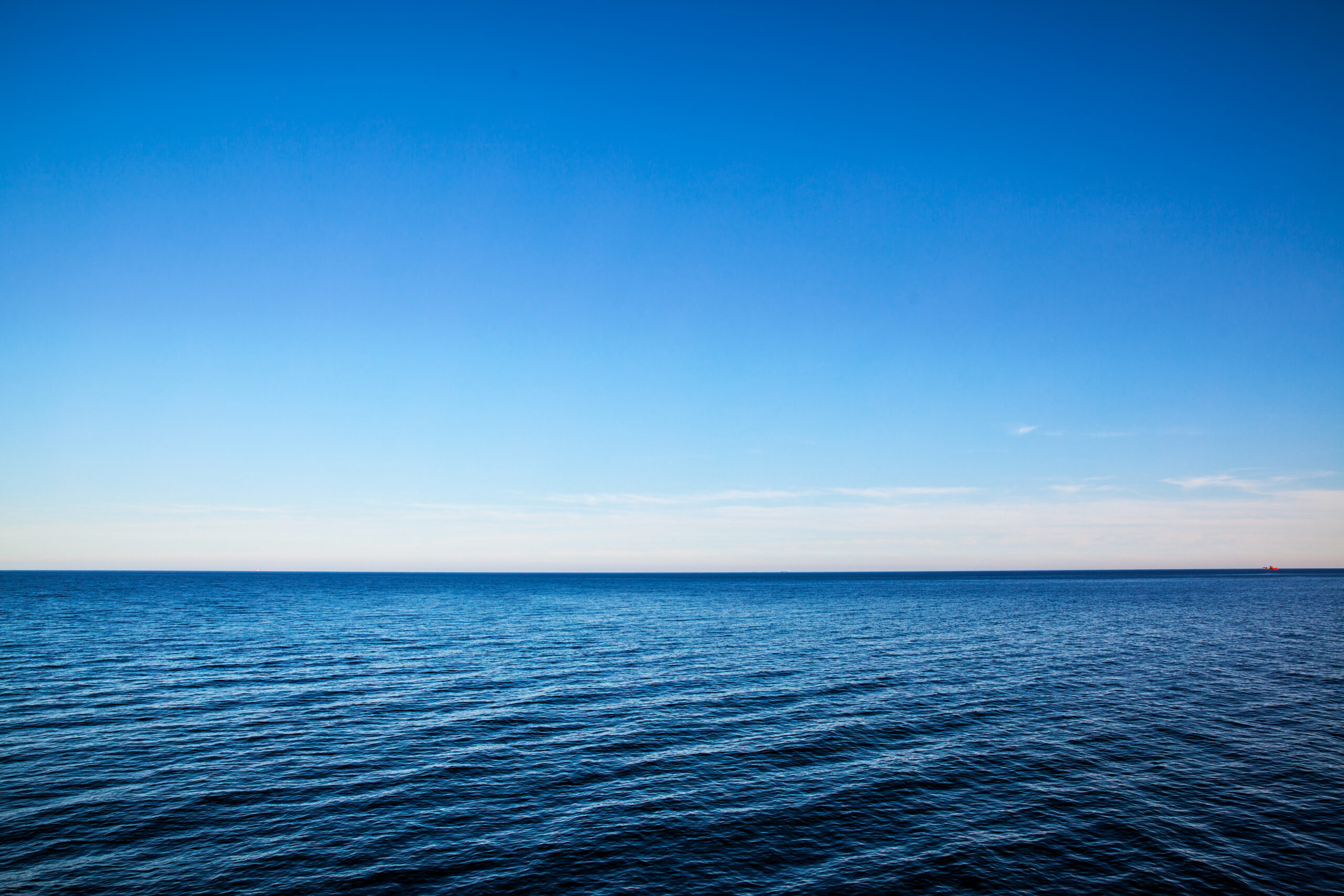 Horisont med blått hav og himmel. Foto