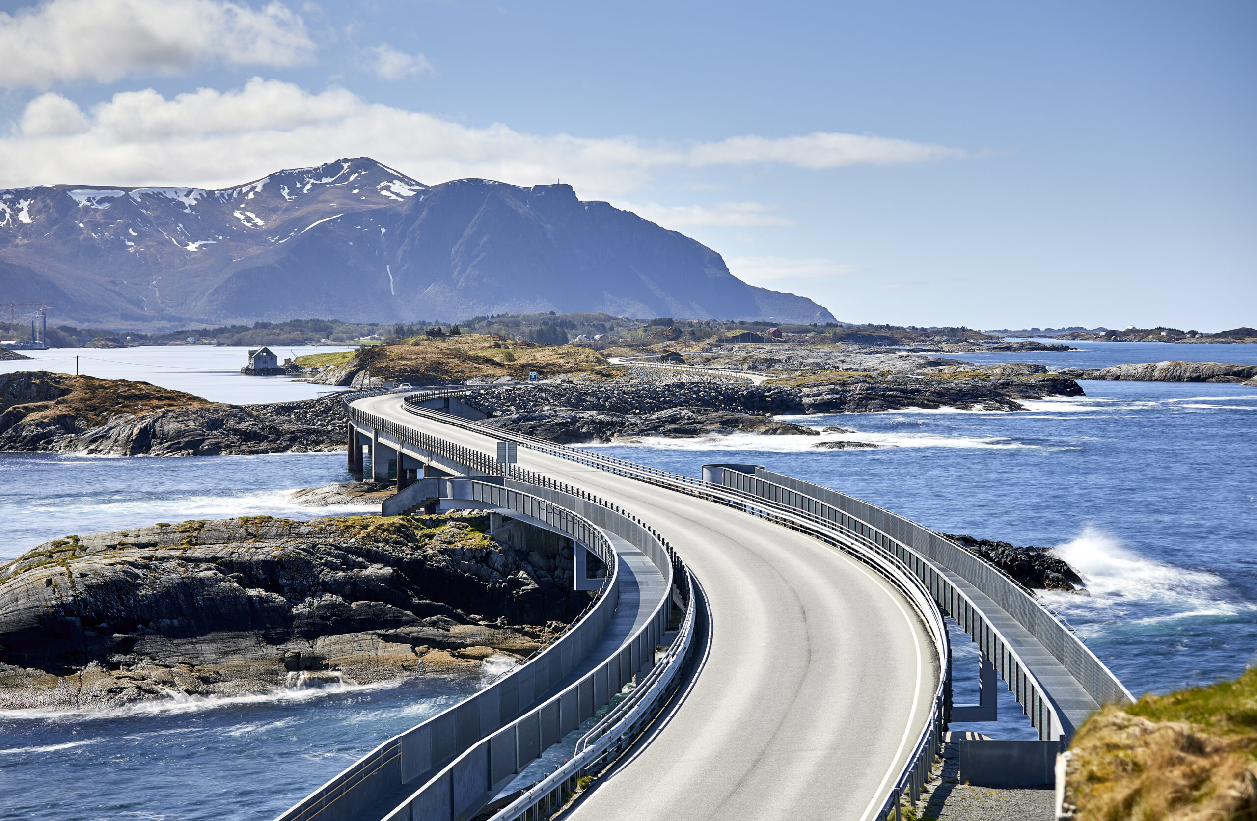Norsk landskap med den berømte Atlanterhavsbroen