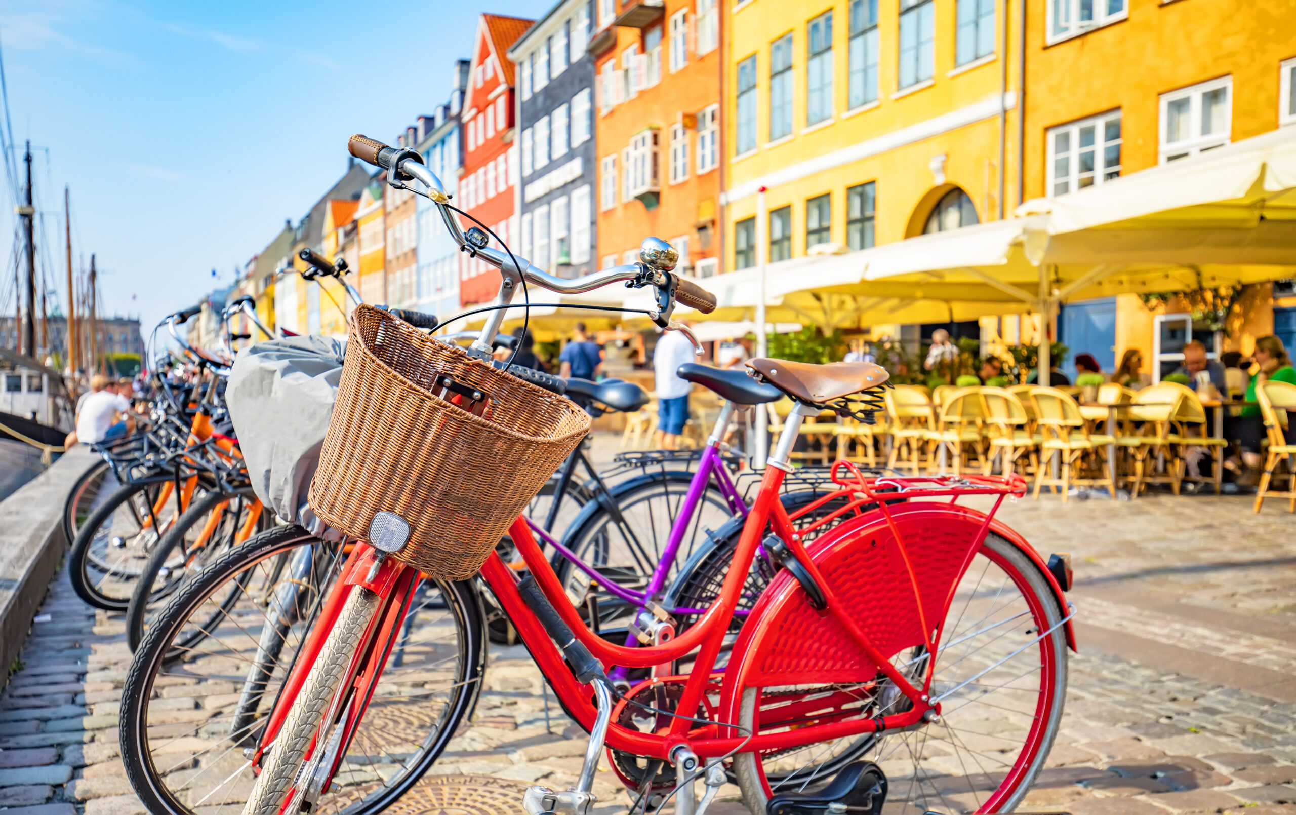 Panoramautsikt over Københavns gamleby, Nyhavn, selektivt fokus på en sykkel foran