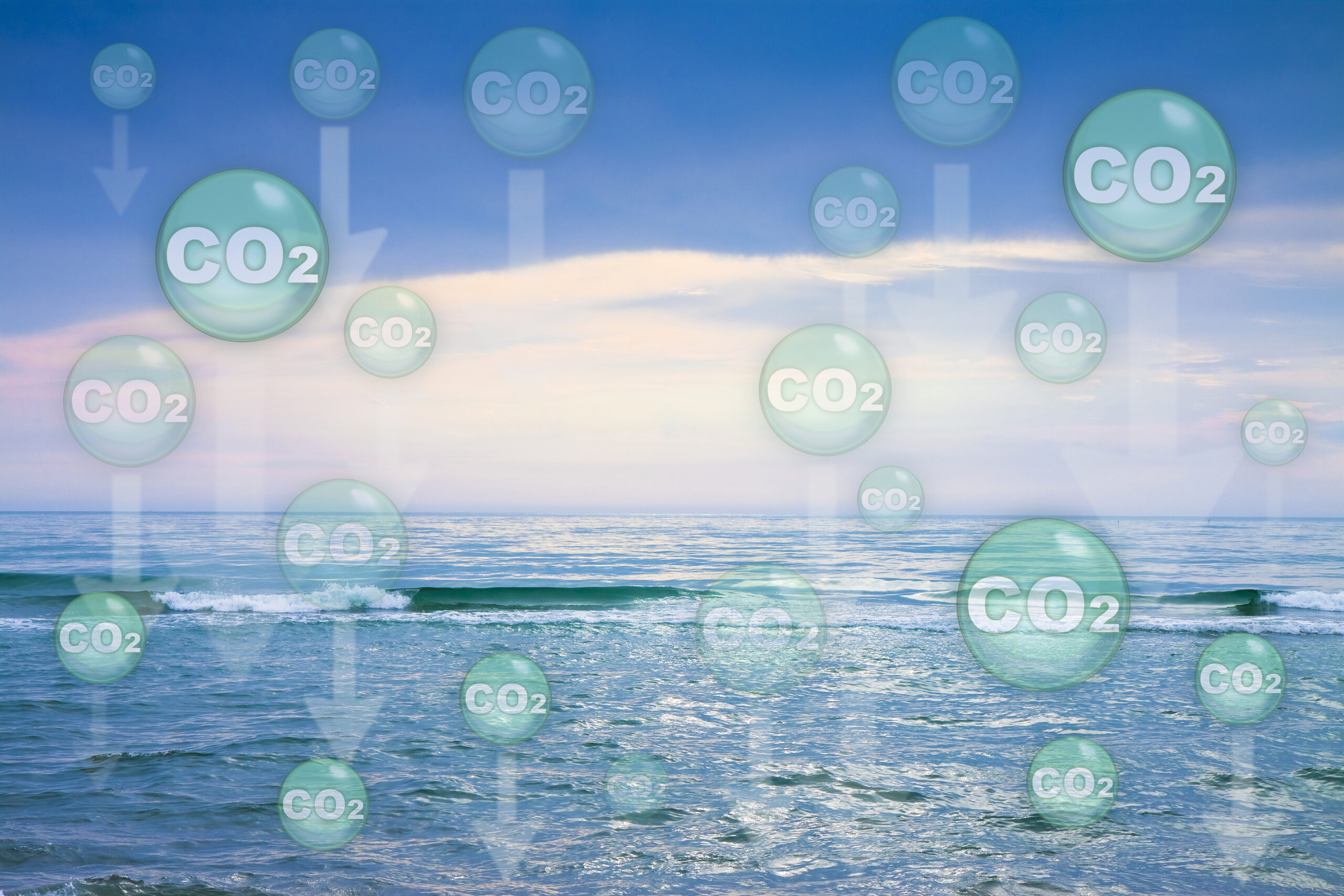 Grønne sirkler med teksten "CO2" inni og med transparente hvite piler som peker nedover, lagt over et bilde av hav og himmel. Illustrasjon