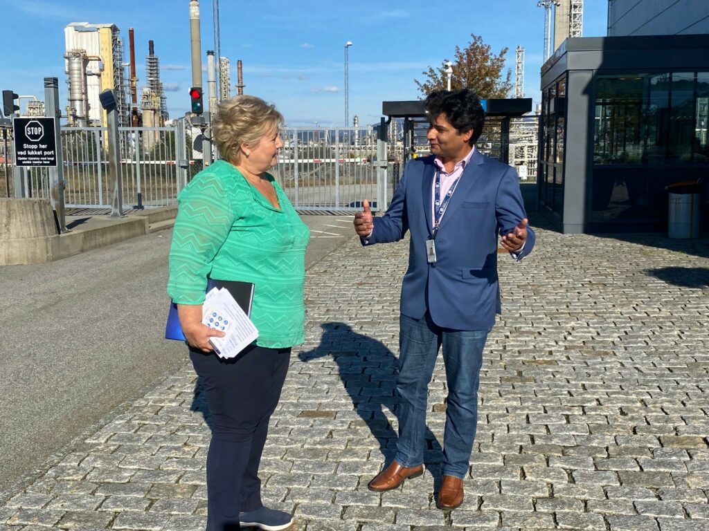 Erna Solberg og Muhammed Ismail Shah in front of TCM. Foto.