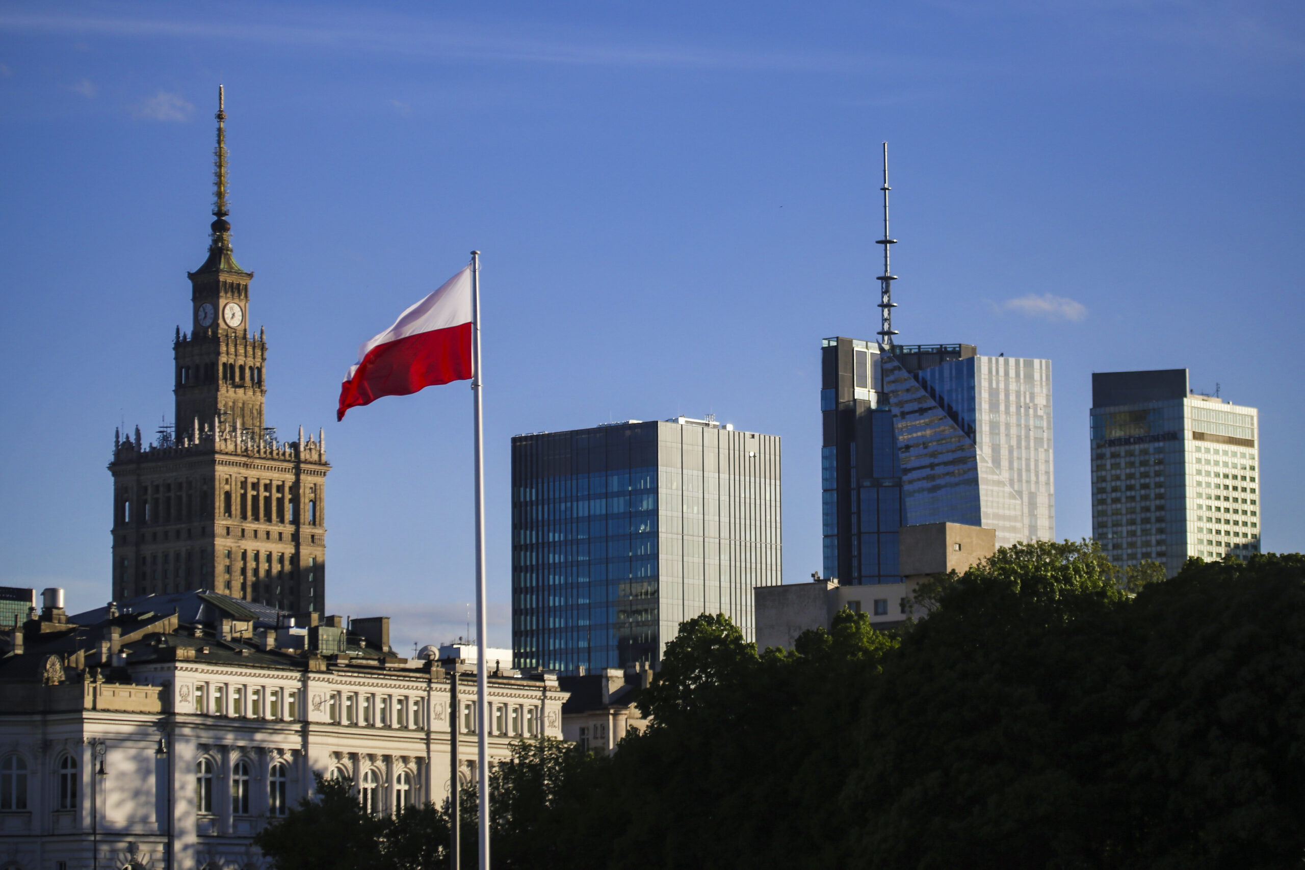 Polens flagg foran sentrum av Warszawa, Polen. Foto.