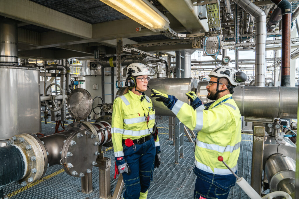Two operators on site. Photo.