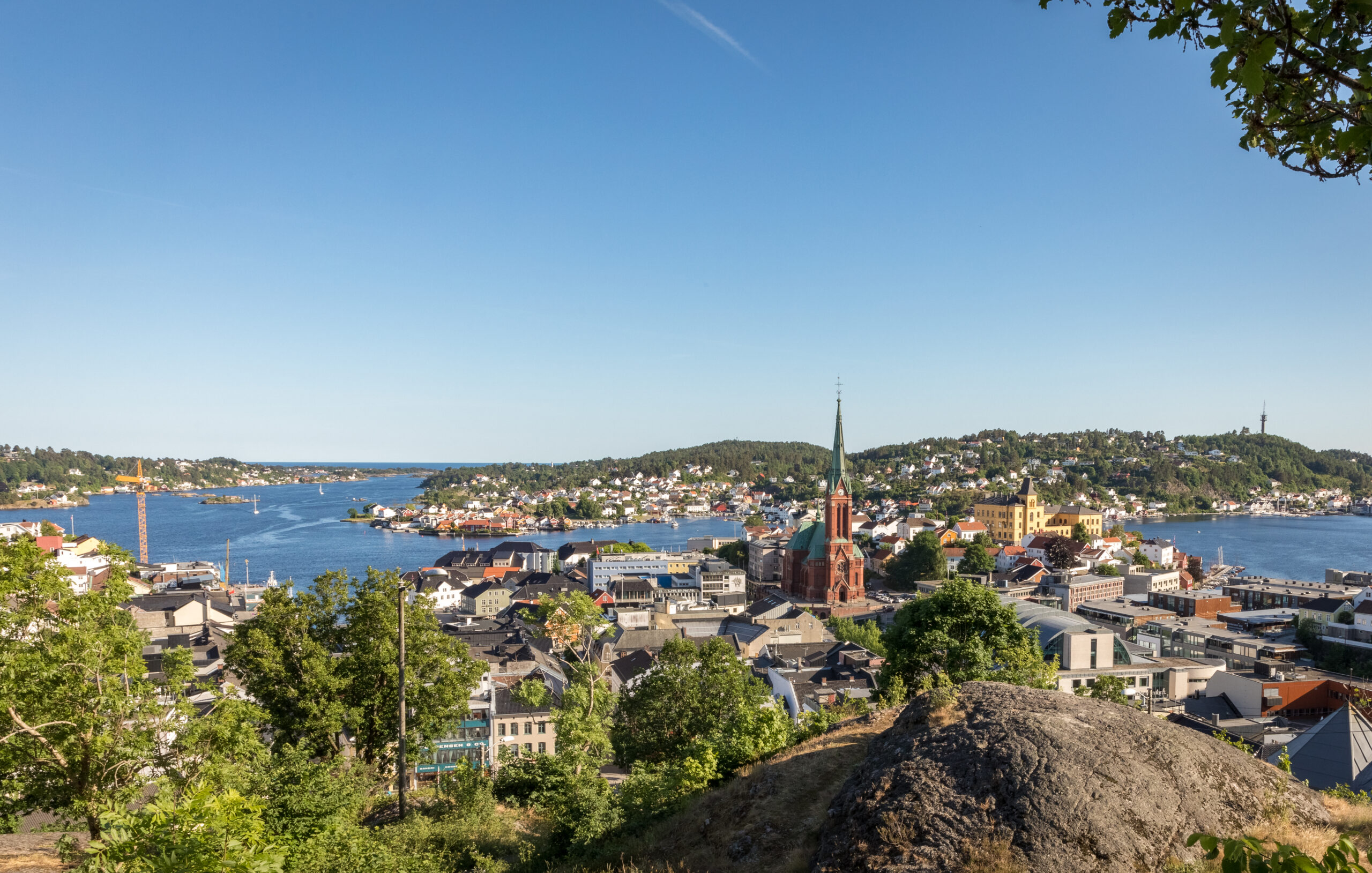 Den vakre byen Arendal på en solrik dag. Arendal er en liten by i den sørlige delen av Norge. Foto