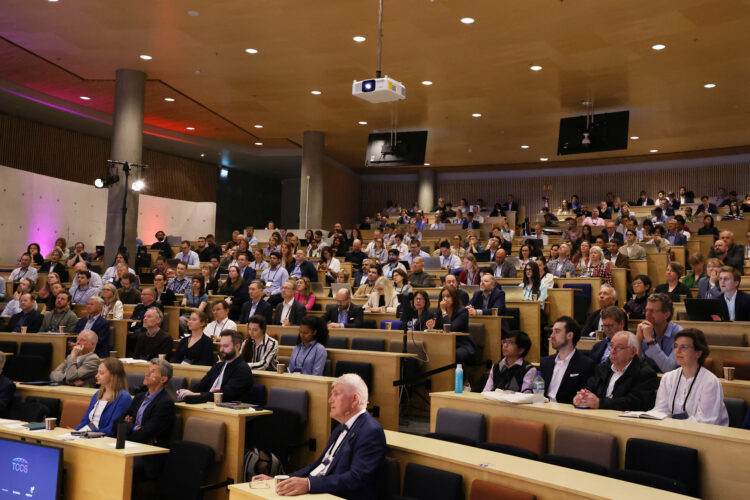 Konferansesal full av mennesker. Foto