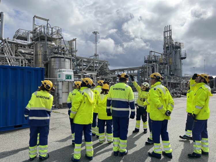 Gruppe av mennesker som ser på et teknologisenter. Foto