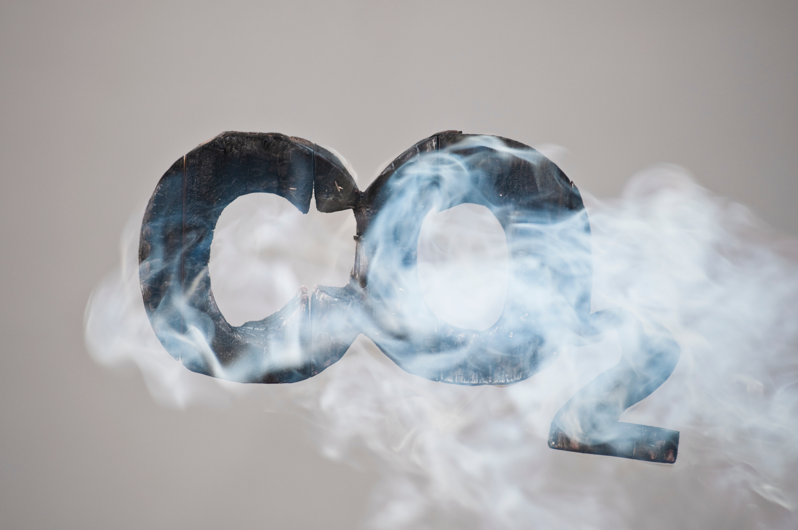 Illustrasjon av tegnene CO2 som det ryker av. Grafisk illustrasjon.