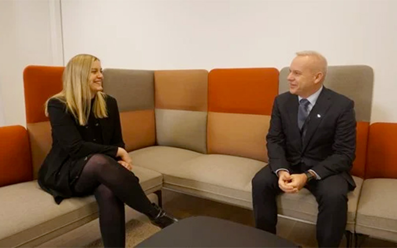 Olje- og energiminister Tina Bru og Equinors sjef Anders Opedal sitter på en sofa i Equinors lokaler 15. desember 2020. Foto