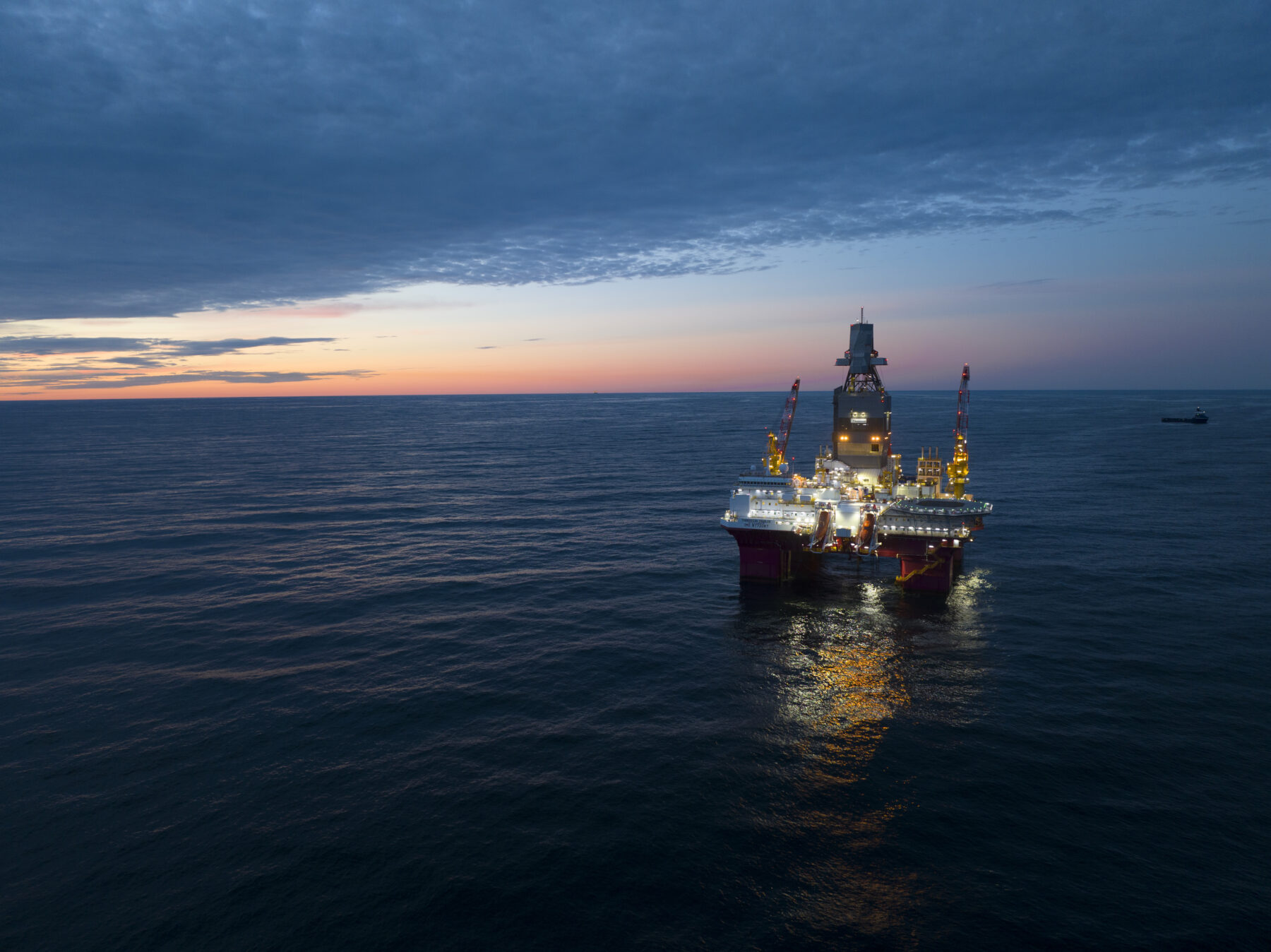 Boreriggen Transocean Enabler i Nordsjøen ved solnedgang. Foto.