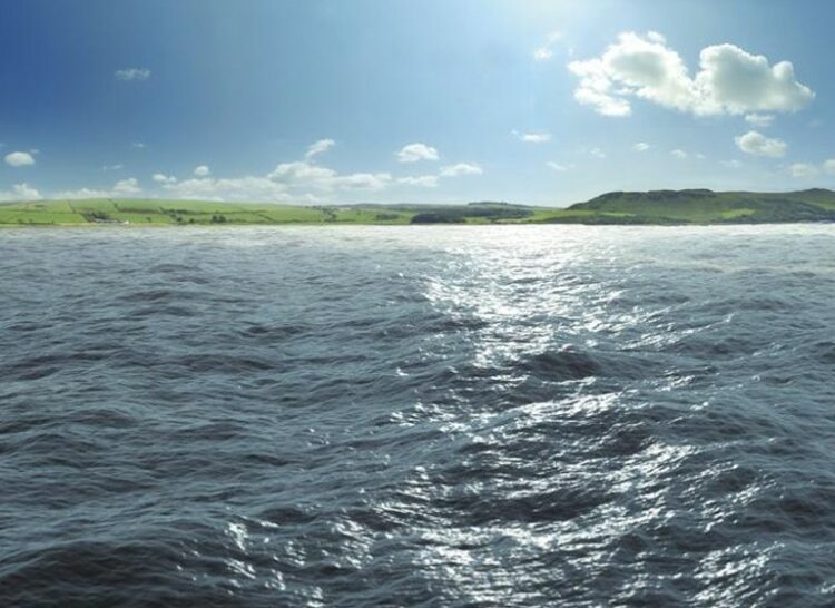 Bilde av sjø med land i bakgrunnen. Foto